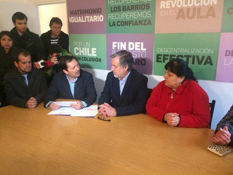 Guillier, primer candidato en firmar Compromiso con Profesionales de Chile